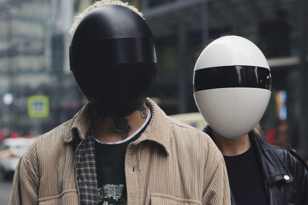 Masker unik ala pionir dua dance music, Daft Punk.