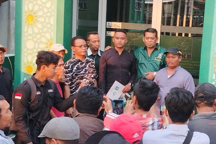 Salah satu bacawabup Brebes, tokoh muda nelayan Heri Laksono menyerahkan berkas pendaftaran ke DPC PKB Brebes diantar ribuan nelayan asal Desa Kaliwlingi, Brebes, Jawa Tengah, Senin (20/5/2024)