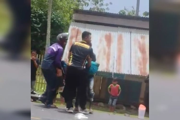 Dua orang wanita, Wa Ode Hisa dan Wa Samdia, tewas mengenaskan usai ditabrak mobil dinas Badan Penanggulangan Bencana Daerah (BPBD) Muna Barat di jalan poros Desa Bungkolo, Kecamatan Barangka, Kabupaten Muna Barat, Sulawesi Tenggara,