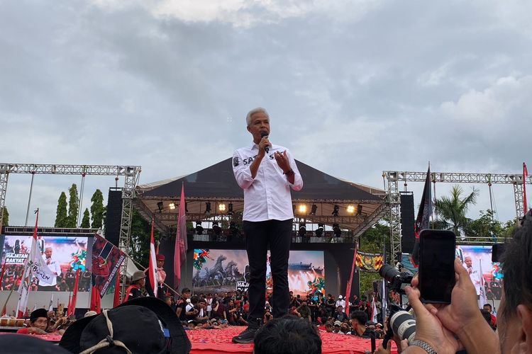 presiden (capres) nomor urut 3 Ganjar Pranowo di Alun-Alun Wates, Kulon Progo, Yogyakarta, Minggu (28/1/2024).