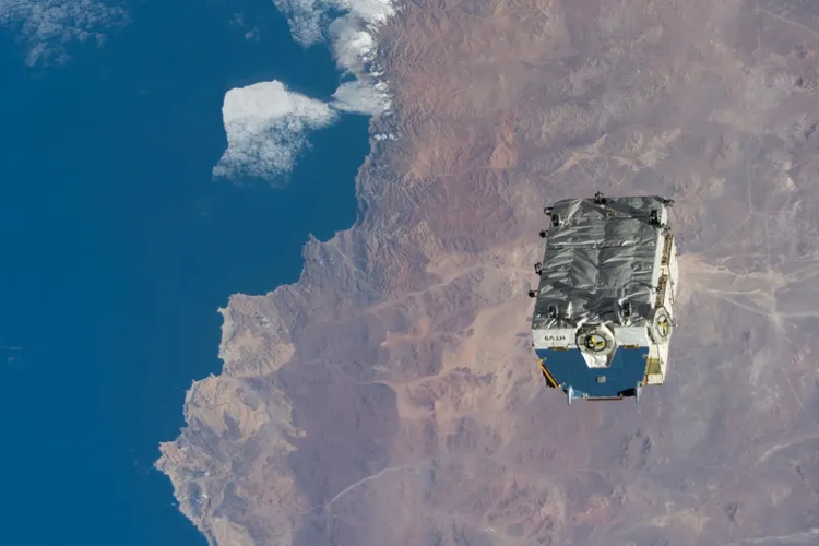 Foto palet berisi baterai nikel-hidrogen sesaat setelah dilepaskan dari ISS. 