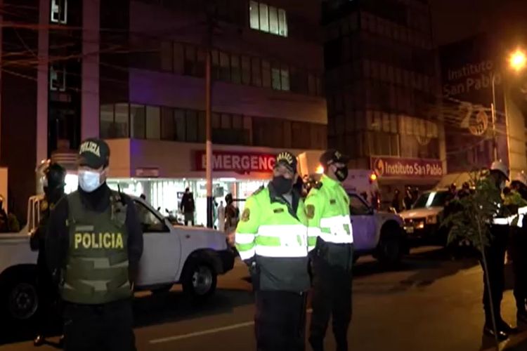 Polisi mengamankan Thomas Restobar di Peru, Lima. Sebanyak 13 orang tewas terinjak-injak karena berusaha menyelamatkan diri ketika polisi mendatangi kelab malam tersebut.