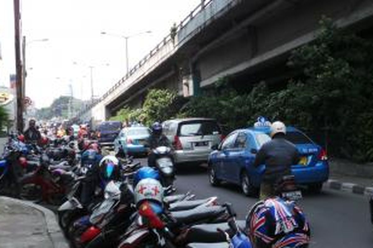 Parkir liar di pinggir Jalan Brigjen Katamso Dharmokusumo, Slipi, Jakarta Barat, Jumat (2/8/2013). Parkir liar itu menyebabkan kemacetan yang mengular di sepanjang kawasan Slipi.
