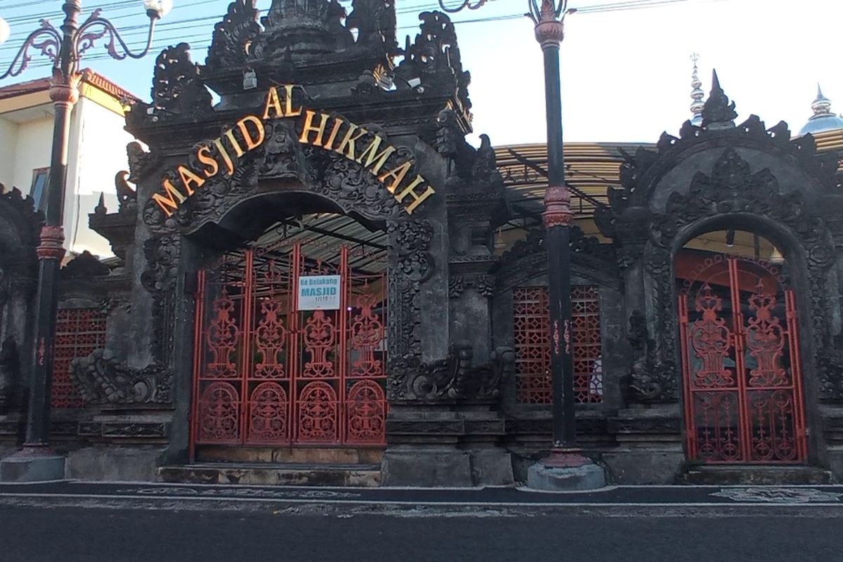 Al Hikmah Mosque which is located at Soka Street 18, Kertalangu, East Denpasar, Bali.