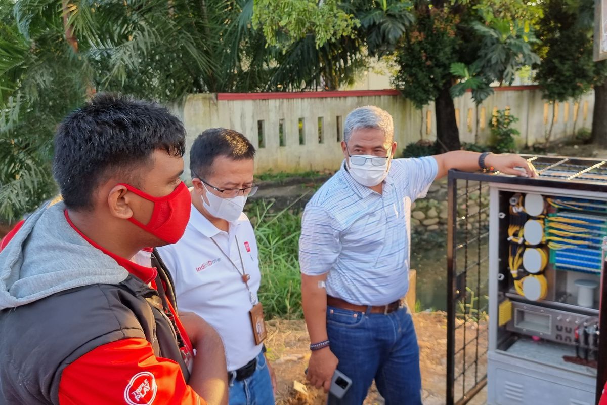 Direktur Network & IT Solution Telkom Herlan Wijanarko (kedua dari kanan) bersama Executive Vice President Telkom Regional I Area Sumatra Machsus Kusuma Apriyono (kedua dari kiri) saat meninjau infrastruktur jaringan demi memastikan kualitas layanan terbaik ke pelanggan terutama di saat Ramadan dan Idul Fitri 1442 H di Palembang, Kamis (22/4/2021).