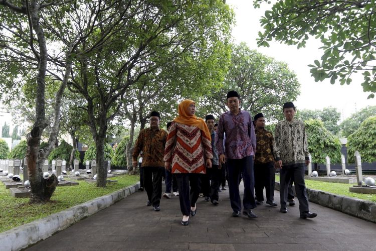 Menteri Sosial Republik Indonesia, Khofifah Indar Parawansa melakukan doa bersama dengan siswa STKQ Al Hikam Depok di Taman Makam Pahlawan Kalibata, Jakarta Selatan, Senin (2/10/2017). Kegiatan ini untuk memeringati Hari Kesaktian Pancasila. 