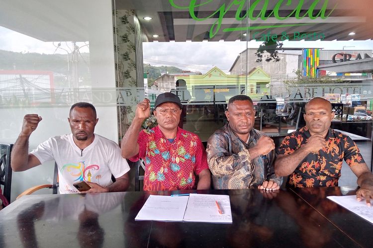 oordinator Distrik Dirwemna, Andy Walgabo (tengah) dan Koordinator Distrik Puldama, Neles Metlok (tengah), didampingi oleh perwakilan warga, saat menggelar konferensi pers di Abepura, Kota Jayapura, Papua, Kamis (17/03/2022).