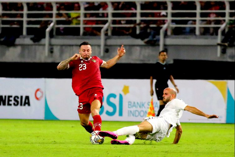 Pemain Timnas Indonesia Marc Klok dihalau pemain Palestina Muhammed Rashid saat pertandingan FIFA Matchday yang berakhir dengan skor 0-0 di Stadion Gelora Bung Tomo Surabaya, Rabu (14/6/2023) malam.