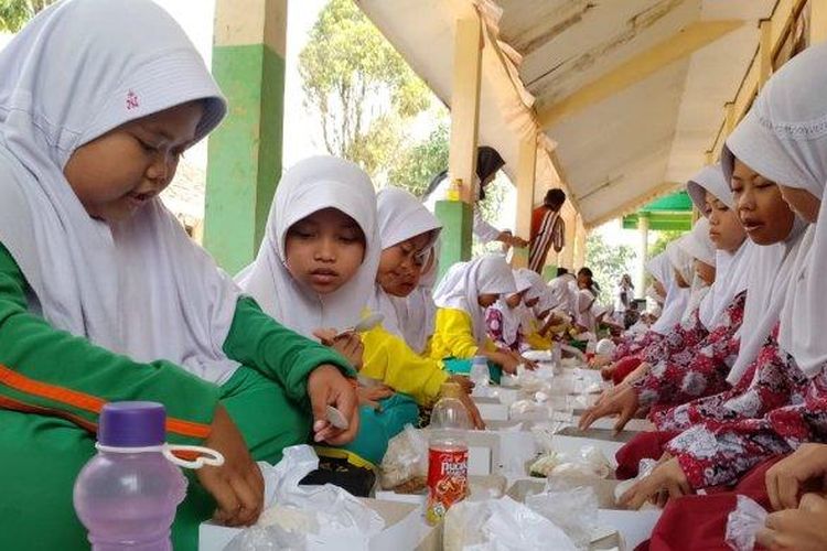 Uji coba program makan bergizi gratis di Kabupaten Bandung pada hari ketiga, Rabu (23/10/2024).