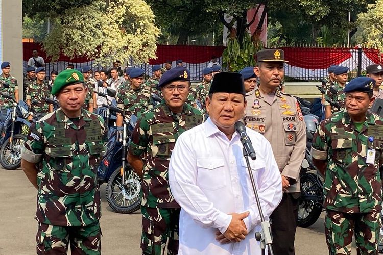 Menteri Pertahanan RI Prabowo Subianto usai menyerahkan sepeda motor trail listrik produk dalam negeri kepada TNI-Polri di Kantor Kementerian Pertahanan, Jakarta Pusat, Kamis (31/8/2023).