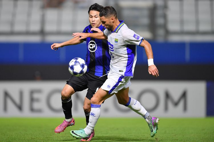 Gelandang Persib Bandung Luciano Guaycochea berduel dengan pemain Bangkok United Thitiphan Puangjan pada laga AFC Champions League Two (ACL 2) 2025-2026 Rabu (1/10/2025) di Stadion BG Pathum Thani.