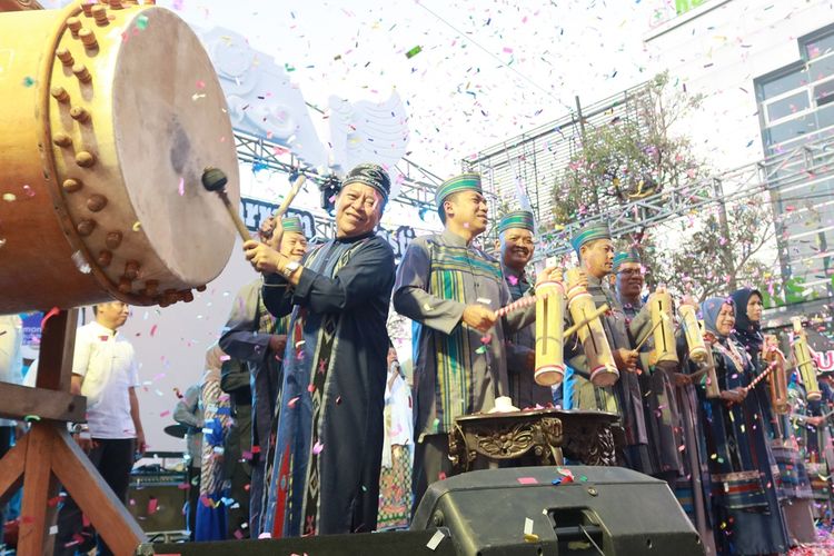 Agenda pergantian Tahun Baru Islam di Lamongan, ditandai dengan pemukulan bedug dan kentongan bersama oleh jajaran Forkopimda, yang sekaligus penanda dimulainya Lamongan Muharram Festival.
