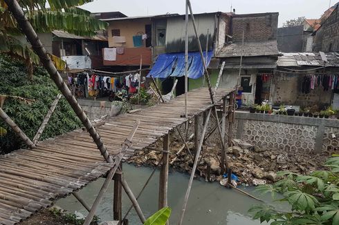 Warga Berharap Ada Lampu Penerangan jika Jembatan Reot di Kebon Jeruk Diperbaiki