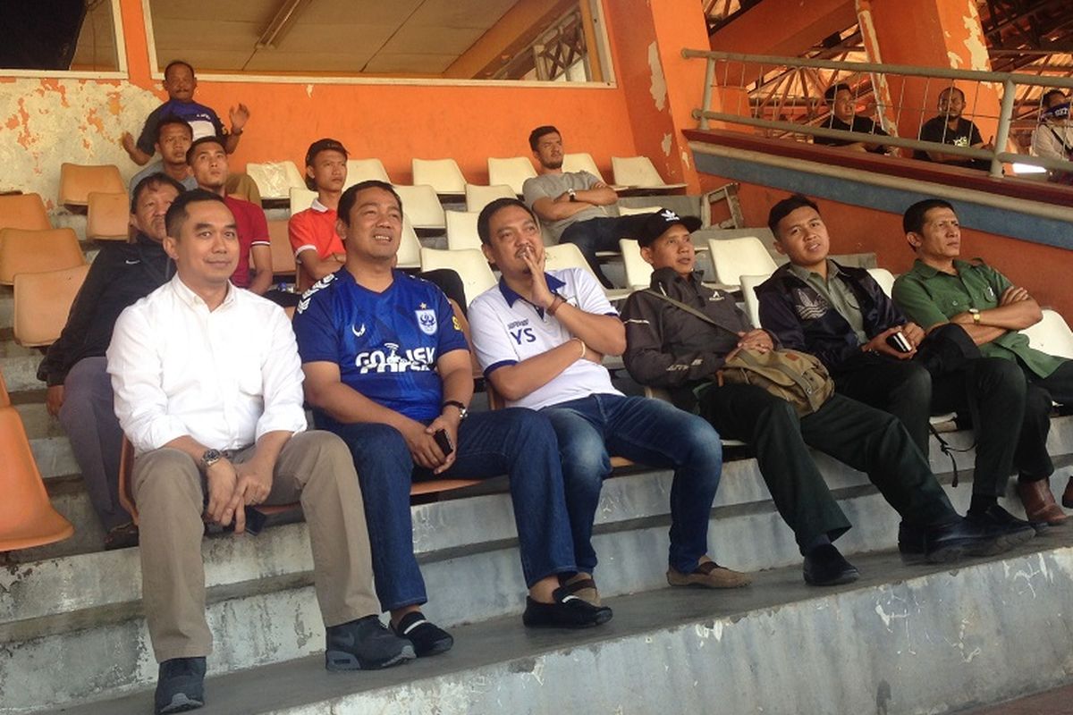 Wali Kota Semarang Hendrar Prihadi saat berada di bangku penonton saat pertandingan PSIS Semarang vs Persis Solo di Stadiun Jatidiri, Kota Semarang, Senin (21/8/2017)
