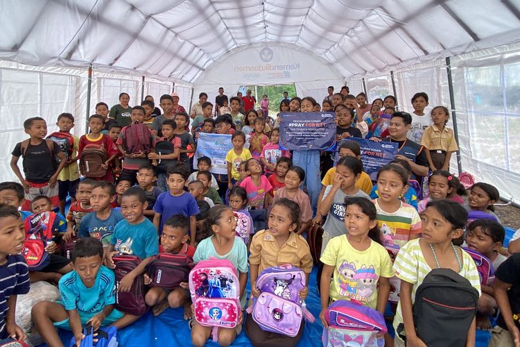 Di Tenda Pengungsian, Siswa SD Wae Ciu NTT Kembali Ceria Lewat Jagat Literasi