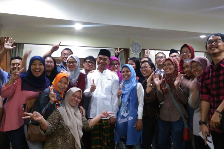 Menteri Pendidikan dan Kebudayaan (Mendikbud) Muhadjir Effendy diabadikan bersama wartawan pendidikan, saat buka puasa bersama, di kediamannya Kompleks Widya Chandra III, Jakarta, Selasa (20/6/2017).