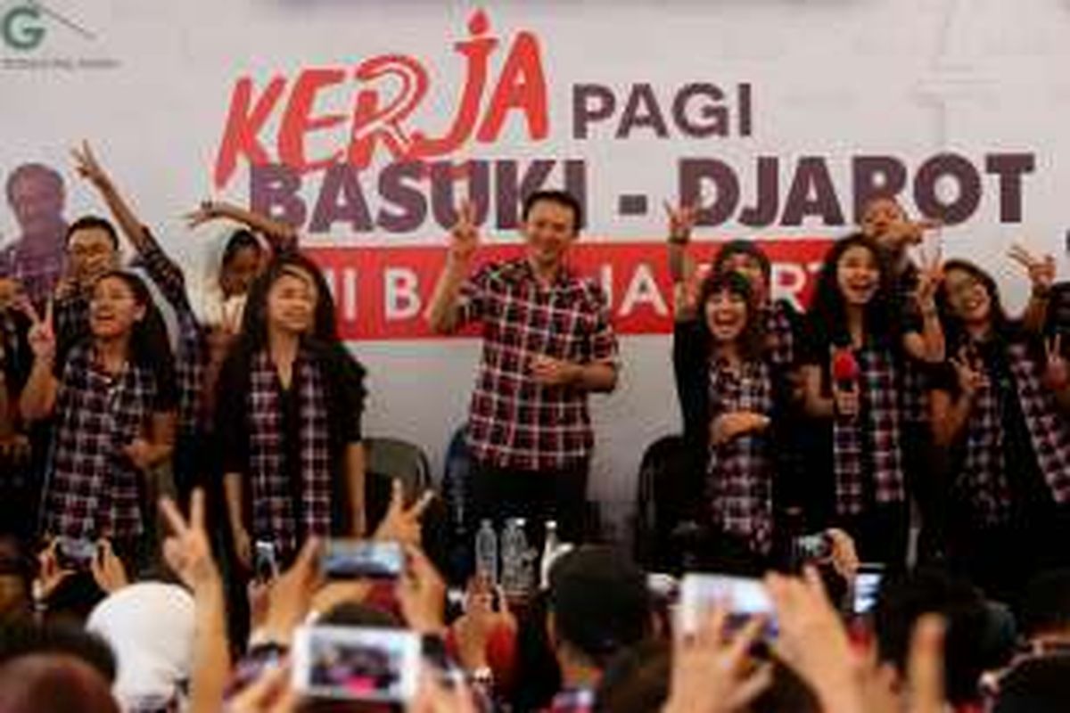 Calon pasangan cagub-cawagub DKI, Basuki Tjahaja Purnama saat bernyanyi bersama relawan di Rumah Lembang, Menteng, Jakarta Pusat, Kamis (5/1/2017). Ahok menerima pengaduan warga mengenai permasalahan Ibu Kota setiap pagi dari Senin hingga Jumat di Rumah Lembang, Menteng, Jakarta. 