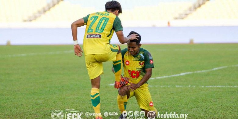 Selebrasi ala menyemir sepatu dilakukan dua pemain Kedah FA, Akhyar Rashid dan Andik Vermansah (kanan), usai membobol gawang PKNP FC pada laga Liga Super Malaysia 2018 di Stadion Negeri Pulau Pinang, Penang pada Minggu (11/2/2018) sore. 