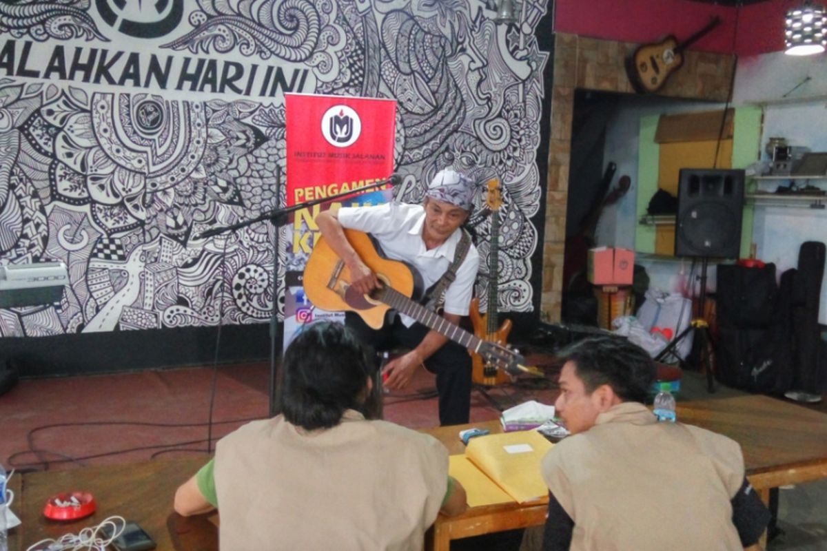 Sebuah kegiatan panggung musik bertajuk pentas Ekspresi Seniman Jalanan yang digelar oleh Institut Musisi Jalanan (IMJ) di markas mereka di jalan baru sekitar flyover Arif Rahman Hakim, Depok, Selasa (22/8/2017).