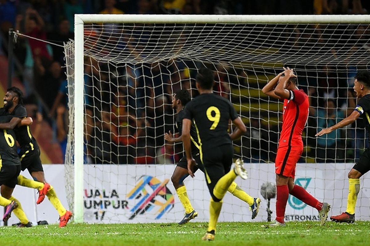 Penyerang timnas Malaysia, Thanabalan Nadarajah (2 dari kiri), melakukan selebrasi bersama rekannya setelah mencetak gol ke gawang Singapura dalam pertandingan penyisihan Grup A SEA Games 2017 di Shah Alam Stadium, Kuala Lumpur, 16 Agustus 2017.
