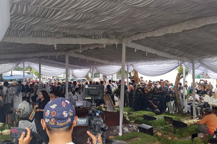 Suasana Jelang Pemakaman Titiek Puspa di TPU Tanah Kusir