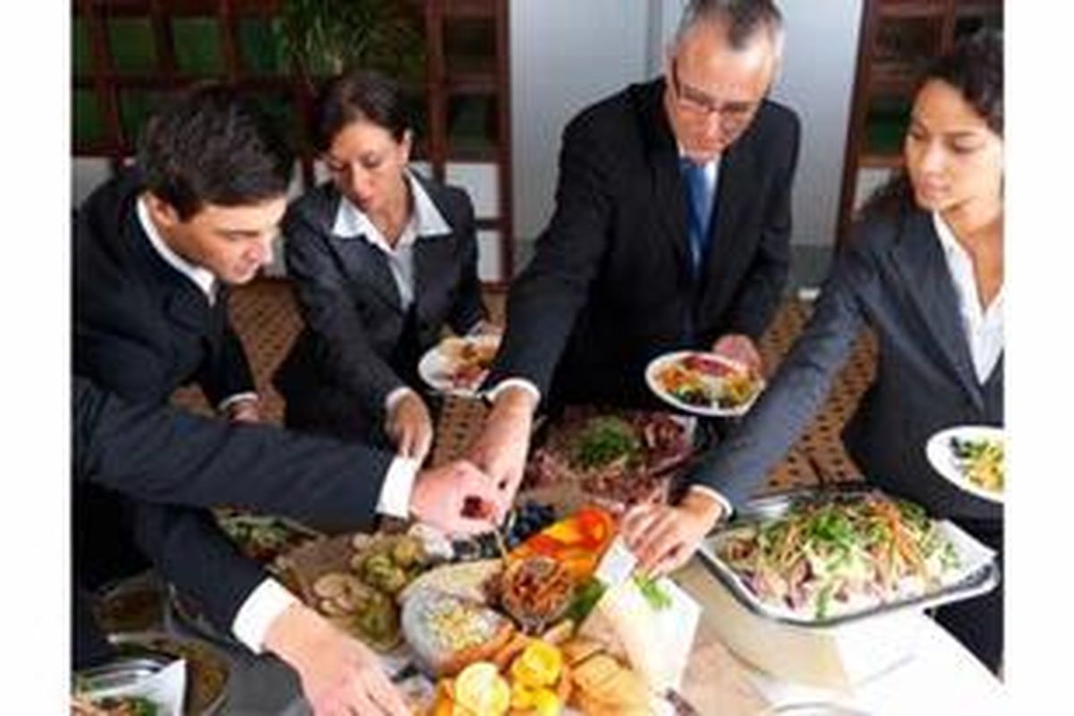 Perempuan cenderung makan lebih sedikit dari biasanya apabila ada pria yang menemaninya makan. 