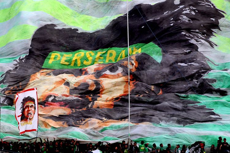 Aksi Bonek, suporter Persebaya Surabaya saat mendukung timnya di Stadion Gelora Bung Tomo Surabaya, Jawa Timur.