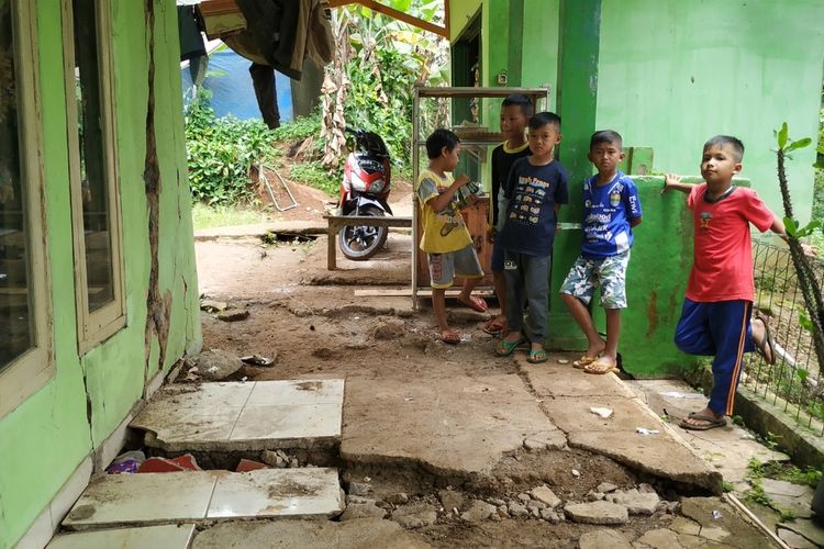 Anak-anak bermain di rumah yang kondisinya mengkhawatirkan di lokasi tanah bergerak Kampung Batugede, Desa Cimerang, Purabaya, Sukabumi, Jawa Barat, Kamis (6/2/2020).