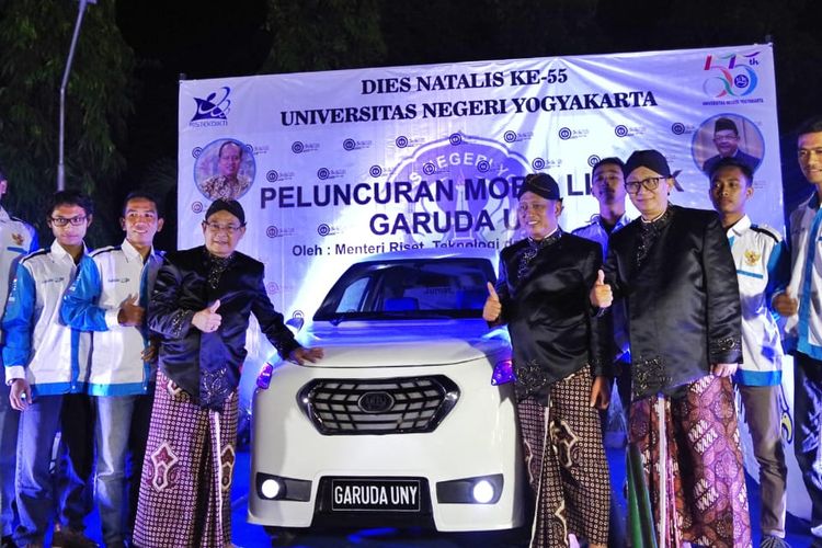 Menristekdikti Mohamad Nasir dan Rektor UNY Sutrisna Wibawa meluncurkan Mobil Listrik Garuda UNY karya inovatif Mahasiswa Fakultas Teknik UNY dalam rangka Dies Natalis Universitas Negeri Yogyakarta (UNY) ke- 55 (21/6/2019).