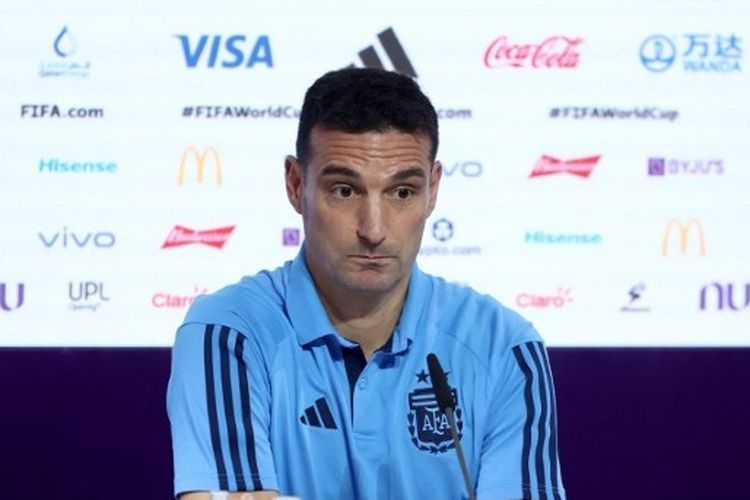 Pelatih kepala Argentina, Lionel Scaloni, saat berbicara dalam sesi konferensi pers menjelang pertandingan melawan Kroasia di semifinal Piala Dunia 2022. Laga Argentina vs Kroasia bakal digelar di Stadion Lusail pada Selasa (13/12/2022) malam waktu setempat atau Rabu (14/12/2022) dini hari WIB. (Photo by Robert Cianflone/Getty Images) (Photo by ROBERT CIANFLONE / GETTY IMAGES EUROPE / Getty Images via AFP)