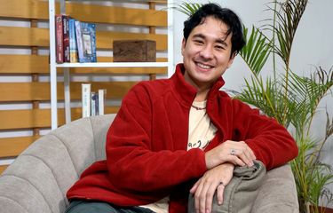 Aktor Jerome Kurnia berkunjung ke Kompas.com untuk program  Hype Talk, Rabu (8/2/2023). 