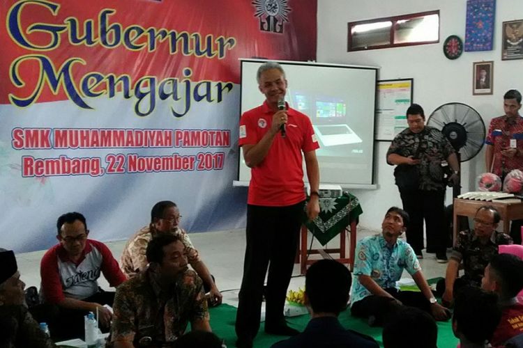 
Gubernur Jateng Ganjar Pranowo memberikan materi dalam program Gubernur Mengajar di SMK Muhammadiyah Pamotan Rembang, Rabu (22/11/2017). Dalam kesempatan itu, Ganjar menegaskan tidak terlibat dalam kasus korupsi e-KTP.