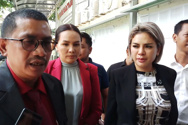 Artis Nikita Mirzani saat ditemui sebelum menjalankan sidang kasus dugaan penganiayaan terhadap suaminya, Dipo Latief di Pengadilan Negeri Jakarta Selatan, Senin (2/3/2020).