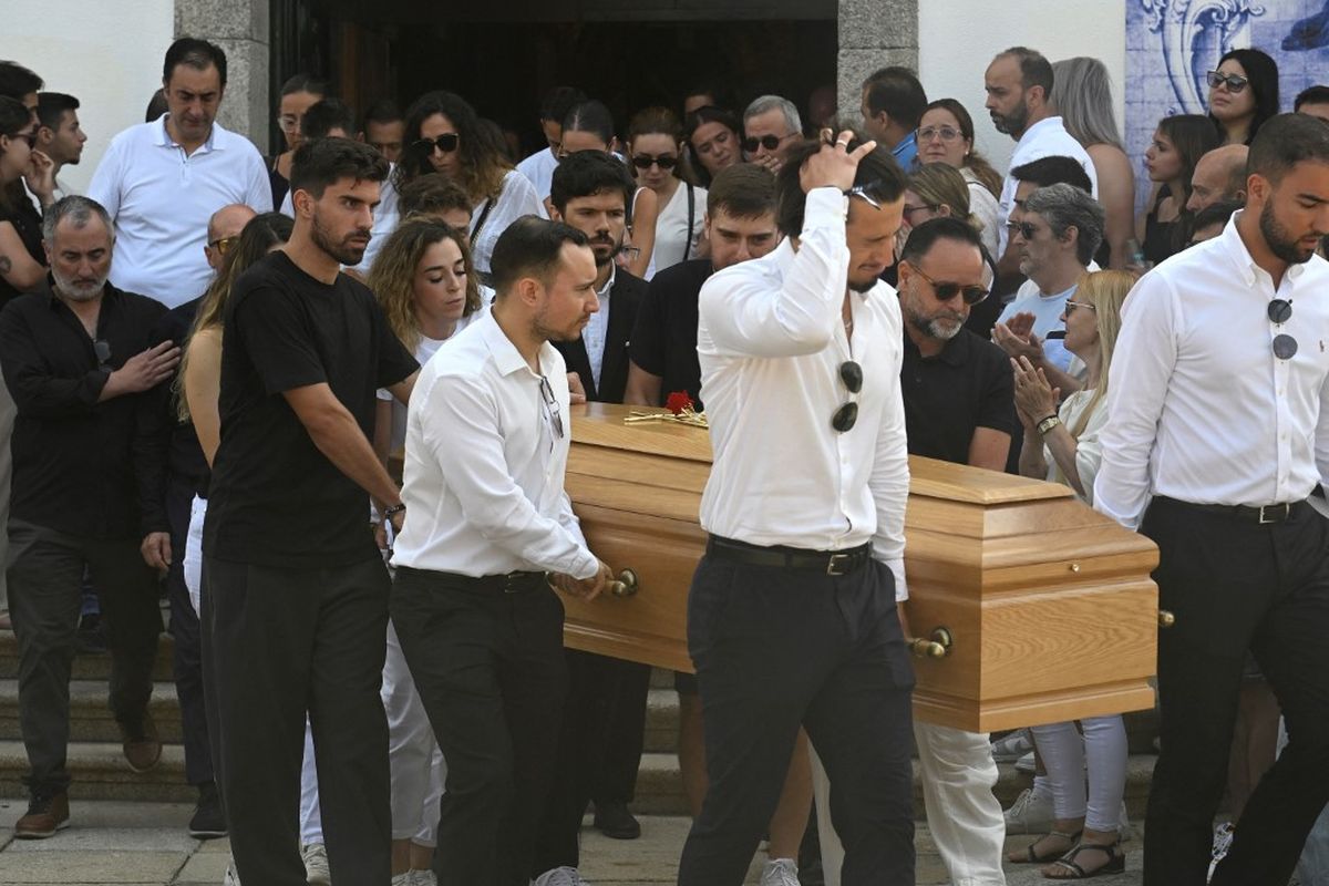 Istri Diogo Jota, Rute Cardoso (tengah) mengikuti peti jenazah Jota yang dibawa keluar gereja setelah upacara pemakaman penyerang Liverpool asal Portugal Diogo Jota dan adiknya Andre Silva di Gereja Induk Gondomar, di pinggiran Porto, pada 5 Juli 2025. Penyerang Liverpool Diogo Jota dan adiknya meninggal dalam kecelakaan mobil di Spanyol pada 3 Juli 2025, yang memicu kesedihan yang mendalam tepat setelah bintang Portugal itu menikah.