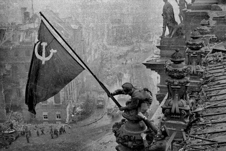 Pengibaran bendera di atas Reichstag, foto ini diambil selama Pertempuran Berlin berlangsung pada 2 Mei 1945