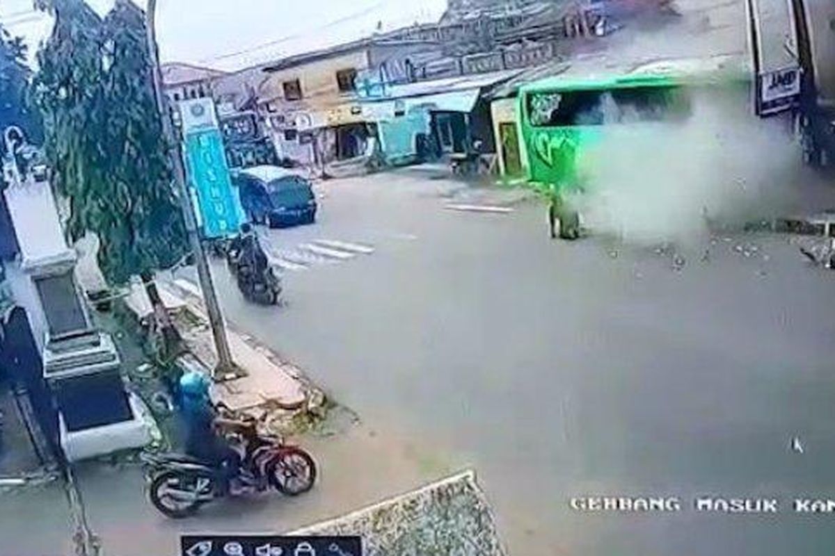 Rekaman CCTV memperlihatkan detik-detik bus PO Warga Baru menghantam dua warung dan satu kantor jasa ekspedisi di Jalan Veteran, Kabupaten Purwakarta, Jawa Barat, Senin (7/11/2022).