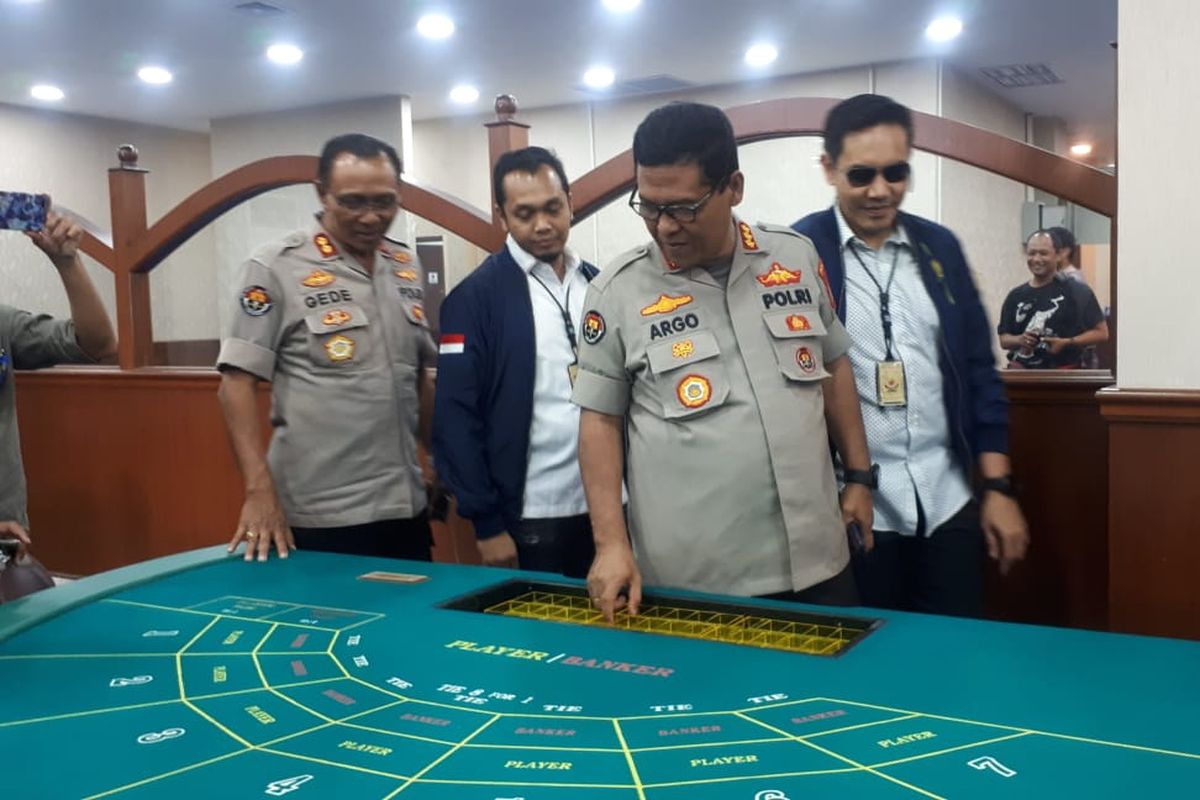 Konferensi pers pengungkapan kasus perjudian yang berlokasi di lantai 29 Apartemen Robinson, Selasa (8/10/2019).