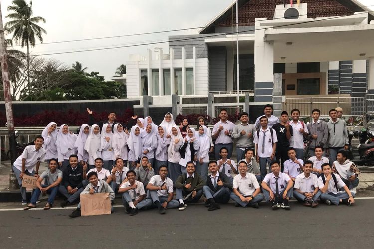 Siswa-siswi SMA Negeri 1 Batusangkar berfoto bersama usai membagikan takjil gratis.