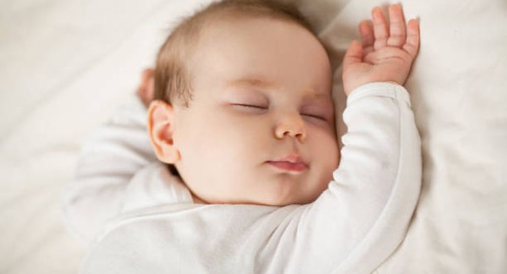 Mengapa Bayi Mengucek Mata Saat Lelah?