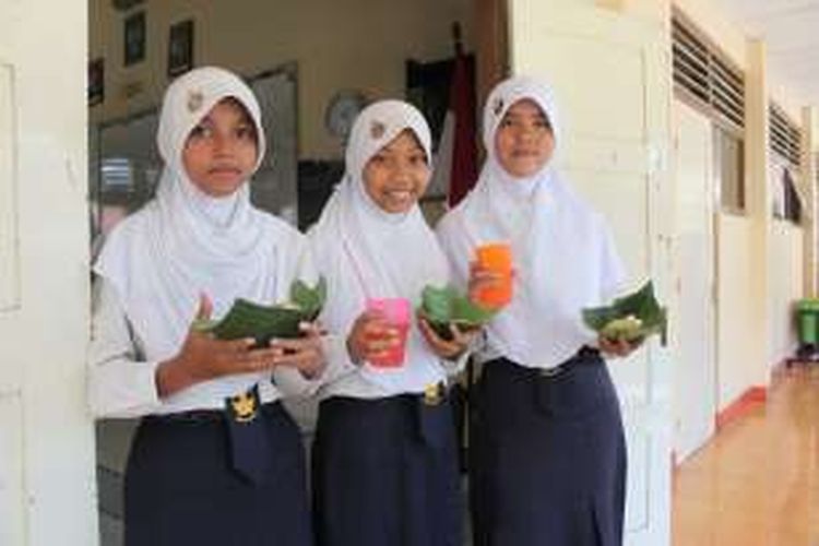 Siswa-siswa SMP Negeri 2 Mertoyudan Kabupaten Magelang memakai pincuk (daun pisang) untuk wadah makanan yang dibeli di kantin sekolah, Selasa (23/2/2016).