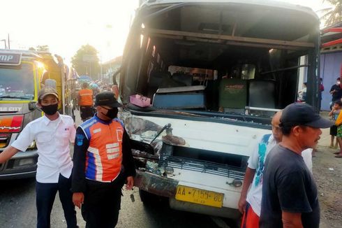 Dihantam Bus yang Tertabrak Kereta, Seorang Pesepeda Tewas