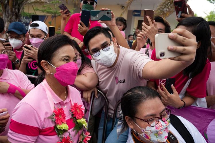 Seorang pendukung Wakil Presiden Filipina Leni Robredo, calon presiden untuk pemilihan 2022, berfoto saat kampanye di Angeles City, Provinsi Pampanga, Filipina, 9 April 2022.