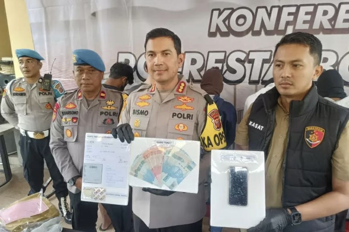 Polresta Bogor Kota menangkap pria berinisial DTP (27) yang berperan sebagai muncikari prostitusi online.