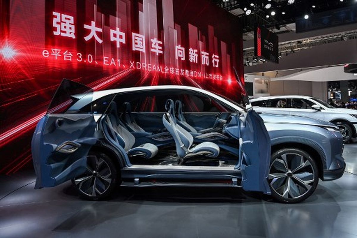 Sebuah mobil BYD EA1 Xdream terlihat selama Pameran Industri Otomotif Internasional Shanghai ke-19 di Shanghai pada 19 April 2021. 