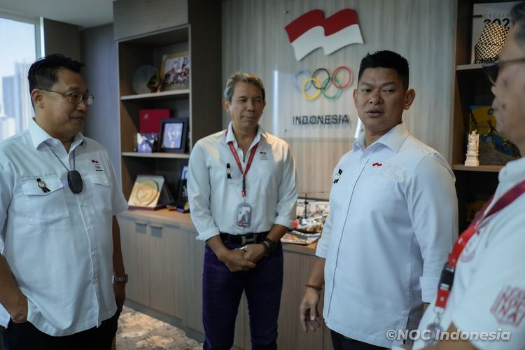 Komite Olimpiade Indonesia (NOC Indonesia) menyematkan pita hitam sebagai tanda duka atas kejadian yang terjadi di Stadion Kanjuruhan, Malang, Jawa Timur,  1 Oktober 2022.