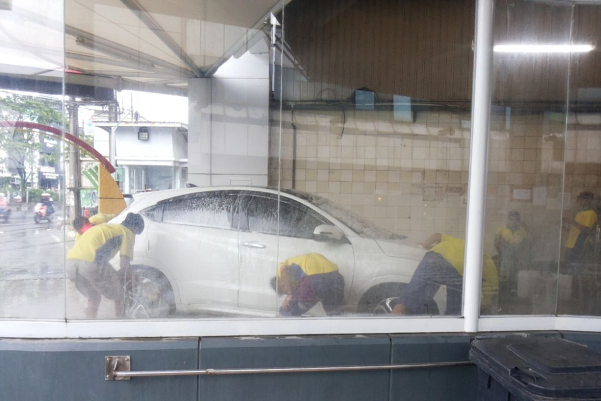 Salah satu layanan cuci mobil dengan tenaga robot atau robotic car wash yang ada di Jalan Margonda, Depok, Selasa (7/11/2017).