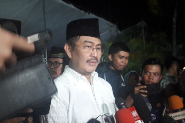 Mantan Ketua Mahkamah Konstitusi Jimly Asshiddiqie usai melayat di rumah duka Habibie di kawasan Patra Kuningan, Rabu (11/9/2019).