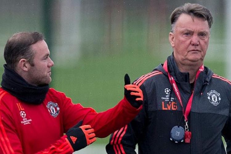 Wayne Rooney dan Louis van Gaal dalam salah satu sesi latihan Manchester United, November 2015.