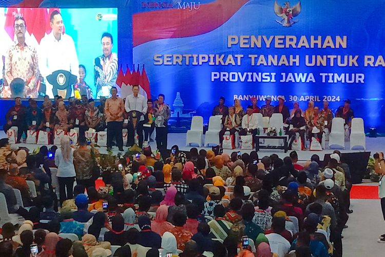 Menteri ATR/BPN Agus Harimurti Yudhoyono saat datang mendampingi Presiden Jokowi di Banyuwangi 
