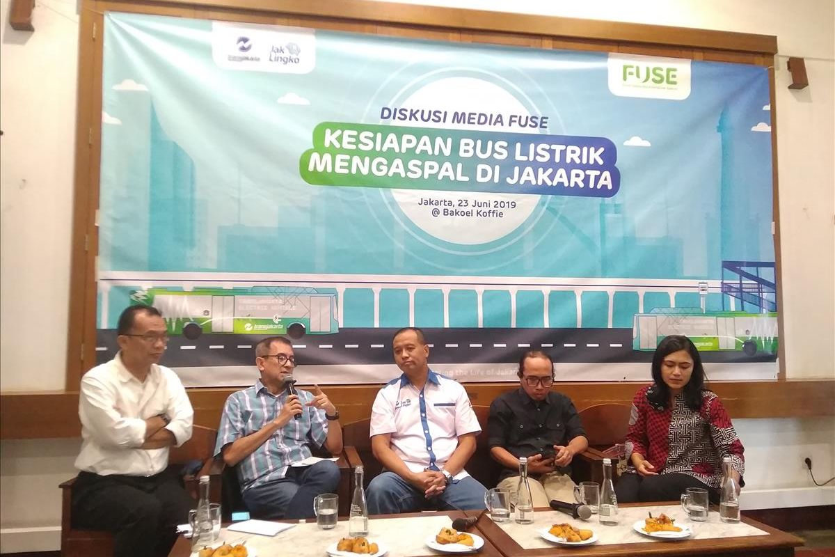 (ki-ka) Pengamat Tatakota Yayat Supriatna, Pengamat Kebijakan Publik Agus Pambagio, Dirut Transjakarta Agung Wicaksono, Direktur Komite Penghapusan Bensin Bertimbal (KPBB) Ahmad Syafrudin, dan Moderator Brigitta Manohara saat diskusi media FUSE mengenai Kesiapan Bus Listrik Mengaspal di Jakarta, Minggu (23/6/2019).